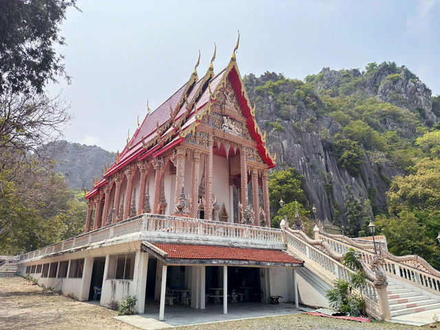 Stunning Buddhist temple by the mountains 