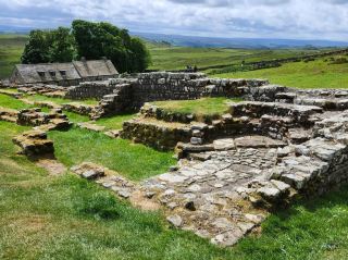 กำแพงฮาเดรียน: เดินผ่านประวัติศาสตร์โรมัน