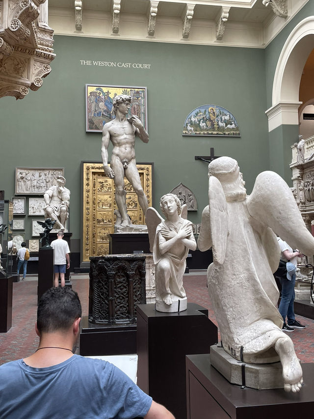 London🇬🇧 A Temple of Art and Design: Review of the V&A