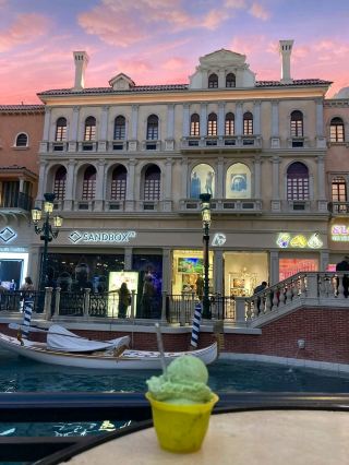 霓虹夢境與宇宙尖叫：威尼斯人飯店之夜與球形劇場的電脈衝