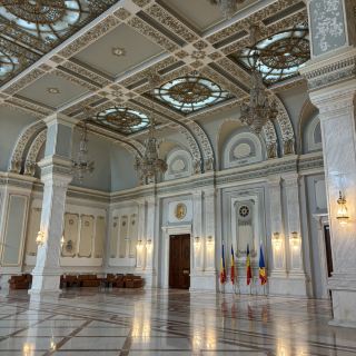 圧倒的スケール、世界最大級の建物「議事堂宮殿」