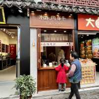 中国/蘇州　平江路で行列が出来ているおやつ梅花糕