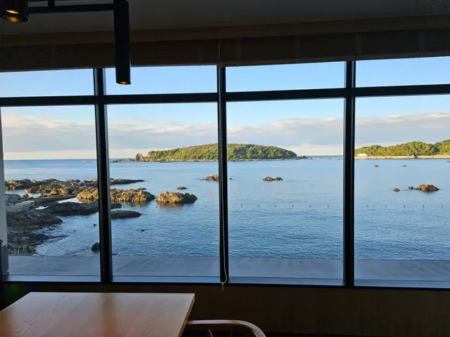 藍色海邊的便利店和溫泉