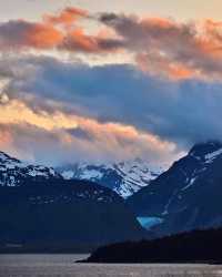 Alaska's Sunsets: A Symphony of Colors Against the Snow-Capped Peaks 🌅