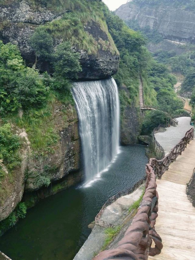 湖水碧綠如鏡，風景如詩似畫——東護寨風景區！