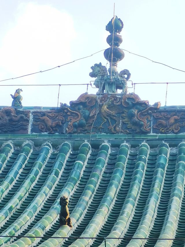 毛月色的城隍廟，琉璃覆蓋，飛簷四出