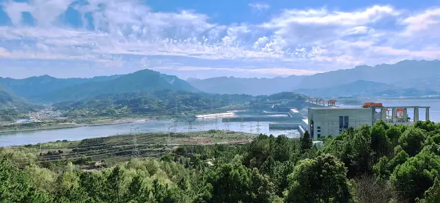 Exploring the Three Gorges Dam with my parents, marveling at the natural wonder