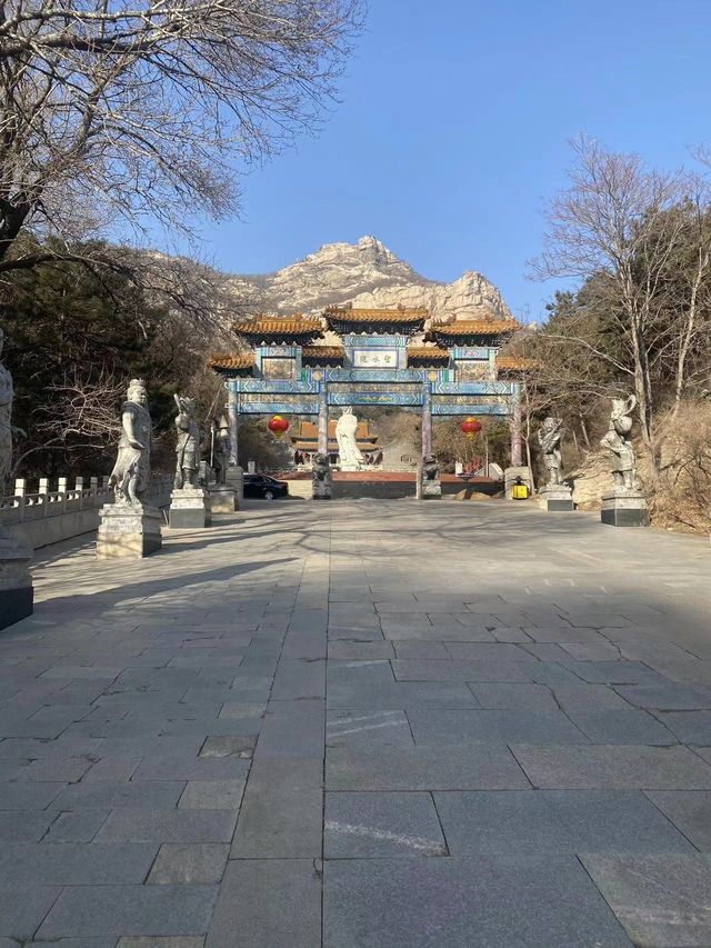 春天時節，天氣忽冷忽熱，我再次遊訪了錦州的青岩寺