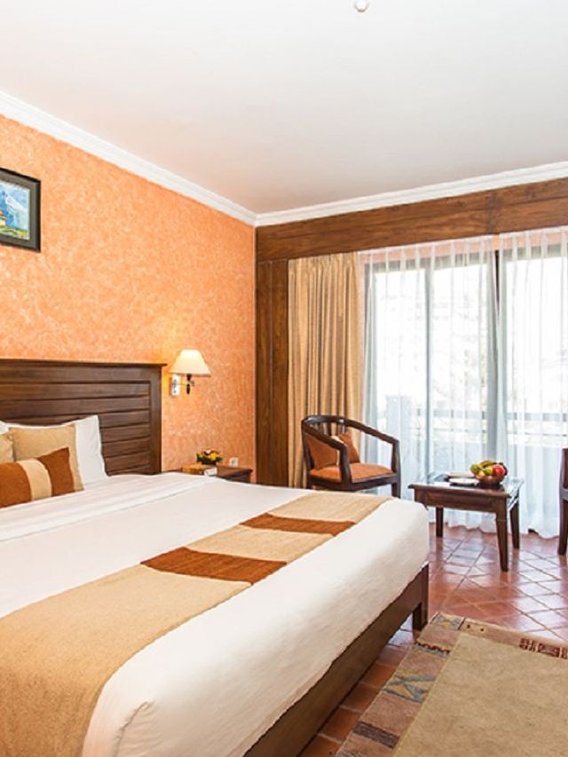 🌄✨ Pokhara's Hidden Gem: Hotel Barahi Review 🏨🍴
