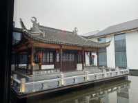 平湖萬怡酒店本身就是一個景點，充分體現傳統文化古色古韻的建築