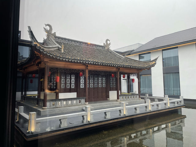 平湖萬怡酒店本身就是一個景點，充分體現傳統文化古色古韻的建築