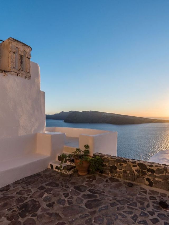 🌅 Santorini Sunset Dreams: Stay at Fanari Villas 🏨 🌅 Santorini Sunset Dreams: Stay at Fanari Villas 🏨