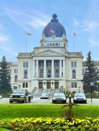 薩省議會大樓：坐落在瓦斯卡納湖畔的里賈納地標建築