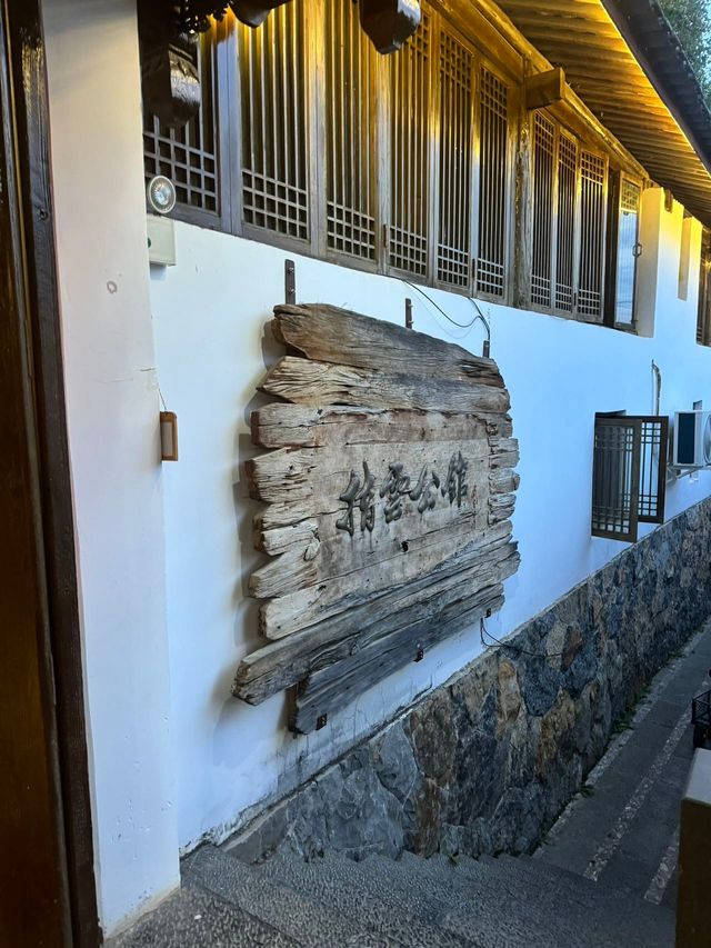 俯瞰麗江古城的觀景大窗在我酒店房間裏…。