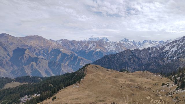 天山天池：登頂燈杆山，相望博格達峰。