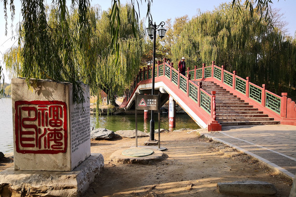 福海邊景色宛如一幅動人的水墨畫。|Trip.com 北京