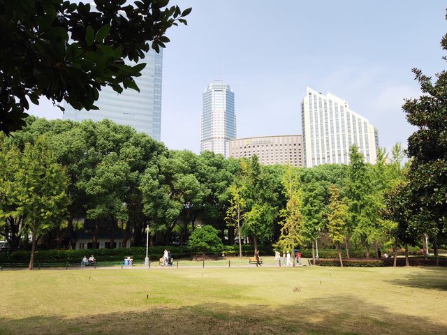新虹橋中心花園。