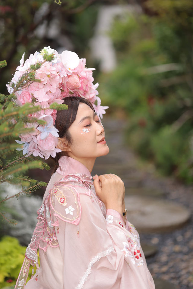 枫葉如火的十一月，安住在麗江山嵐溪畔。