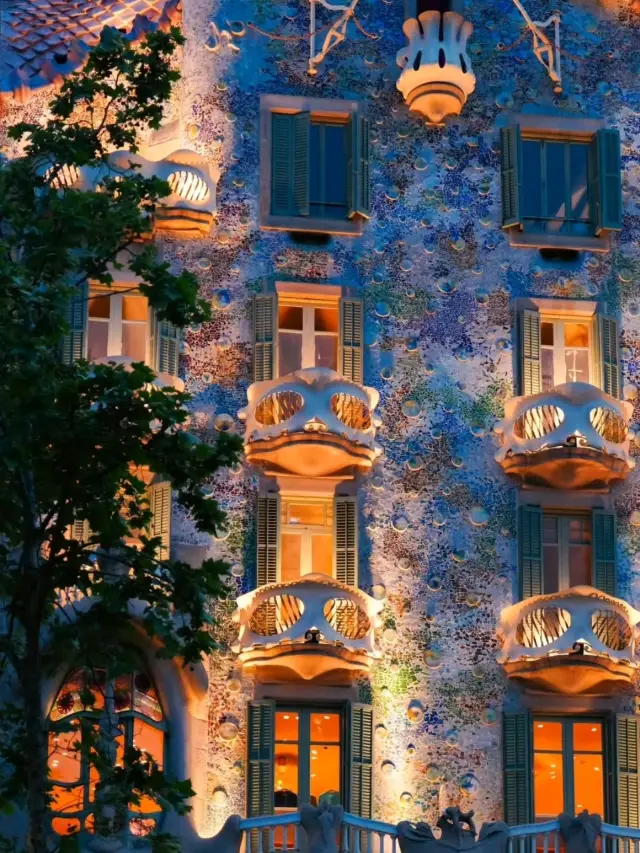 The night view of Batllo House is so beautiful!!