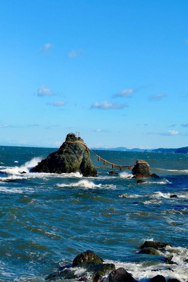 伊勢二見浦海岸。