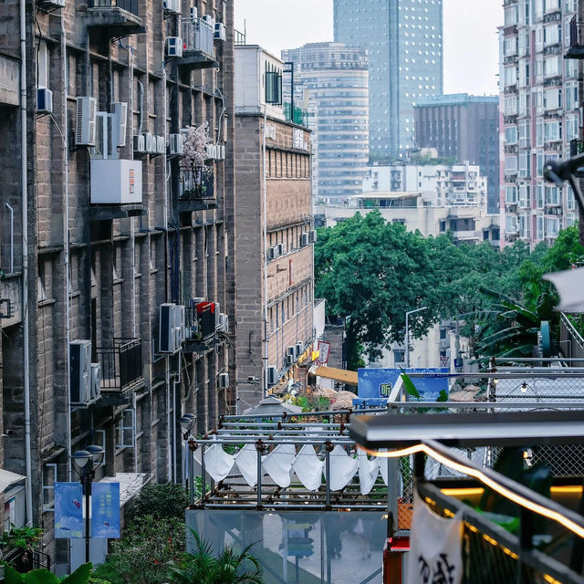 重慶又一個文藝打卡地❗️工業風拍照好好看||好久沒來，感覺又變好看了，更文藝一些le，開了許多漂亮小店，個個門口都出片