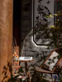 為了這家侘寂風酒店，我們倆趁著週末專程去了趟麗江