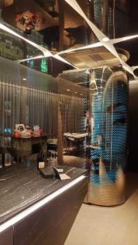 暗黑風格嘅墨爾本W酒店驚喜套房，泳池都幾型