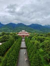 寺不在大，依山傍水則靈