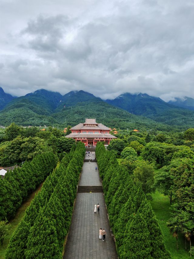 寺不在大，依山傍水則靈