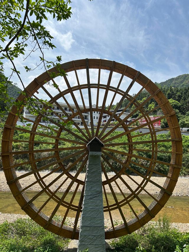 韶關必背瑤寨｜碧水青山映瑤寨 長鼓舞韻醉遊人