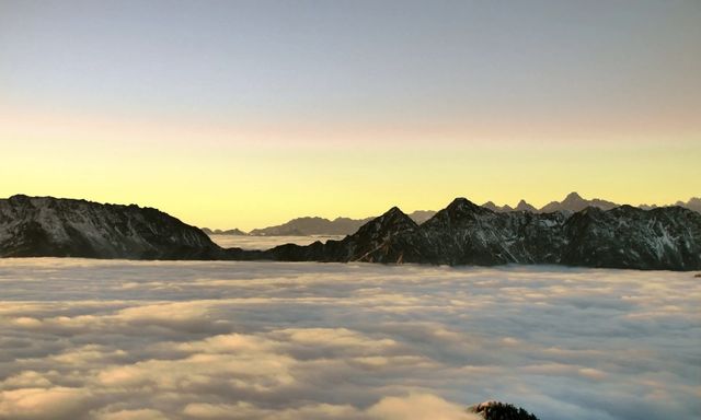 義觀雲海景區終極旅遊攻略:追雲逐日,解鎖山野秘境 核心亮點 以「流動的雲海+震撼日出日落」為核心 義觀雲海景區終極旅遊攻略:追雲逐日,解鎖山野秘境 核心亮點 以「流動的雲海+震撼日出日落」為核心