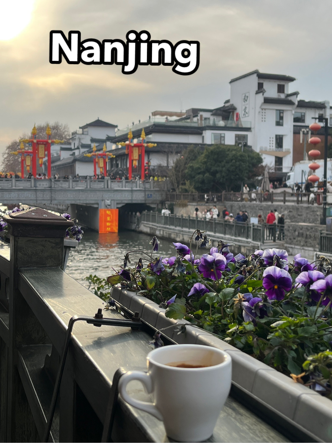 剛從南京回來,說真的,這座城市太有魅力了😍 雨後的街道、現代的建築、如夢似幻的江景,處處散發著新舊交融的獨特魅力,這是其他任何地方都無法比擬的。以下是我的南京遊玩攻略,希望能幫助你玩得更盡興——尤其適合喜歡體驗當地文化、欣賞夜晚令人嘆為觀止的建築夜景的人。 🚶♂️🌃
南京必遊景點:
1. 夫子廟
地址:秦淮區拱園街
開放時間:上午8點至晚上9點
這裡非常適合夜間漫步。燈光倒映在江面上,映襯著古老的橋樑,美得令人窒息!小撇步:如果下雨,可以到室內走走-總有其他景色可以欣賞。
2. 玄武湖公園
地址:玄武區
開放時間:上午6點至晚上9點
即使是陰天,湖邊的步道和花園也是絕佳的拍照地點。千萬別錯過-大自然愛好者們,這裡絕對是你們的天堂。
3. 南京眼橋 + 江邊
地址:建業區魚嘴濕地公園
現代建築愛好者們,黃昏時分一定要來這裡。 LED燈光映襯下的橋身在雨夜的映襯下格外醒目,還能欣賞到河邊的美景。絕對是拍照打卡的好地方。
4. 總統府
地址:宣武區長江路292號
開放時間:上午8:30至下午5:00
置身於綠樹環繞的庭院中,感受中國歷史的厚重。驚喜:內部裝潢華麗,是雨天室內拍照的理想場所。
交通出遊:
地鐵是最快、最經濟的出行方式-購買一張交通卡,輕鬆刷卡進出站!計程車隨處可見,但晚間尖峰時段交通擁擠。
美食推薦:
不妨在夫子廟附近的江邊小店品嚐一下鴨血湯或鹹鴨。大多數餐廳都營業到很晚,下雨天吃熱氣騰騰的飯碗更美味。
旅行小貼士:記得帶傘,南京天氣變化很快。即使下雨,在城市燈光下拍攝的夜景照片也能讓你的攝影水平更上一層樓。
#南京風情 #中國旅行 #江景 #現代與歷史的交融 #Tripdotcom