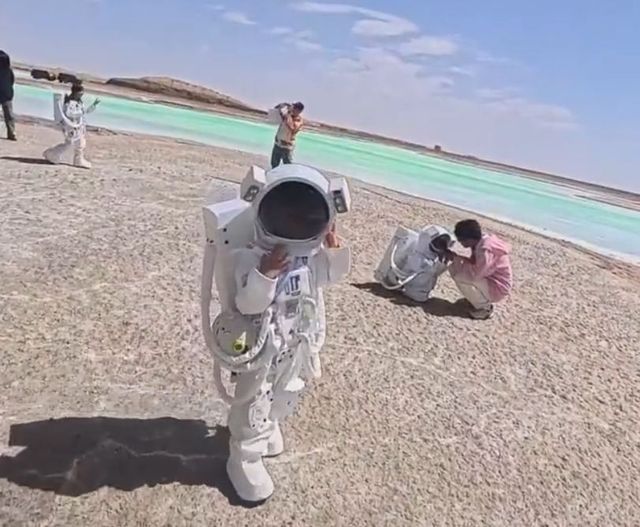 萌娃竟然在火星上拍照了