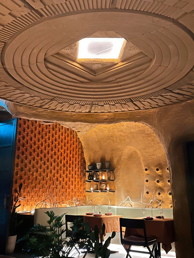 曼谷高空洞穴餐廳