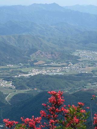 河源禾石ライン｜粤北のハードな二峰登山！黒い岩の尾根でツツジの海に出会う、トレッキング愛好者必見の秘境