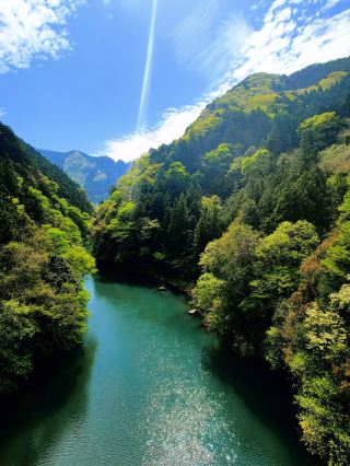 都会の喧騒から逃れて！東京・奥多摩の秘境、碧玉の峡谷と癒しの田舎でゆったりライフ