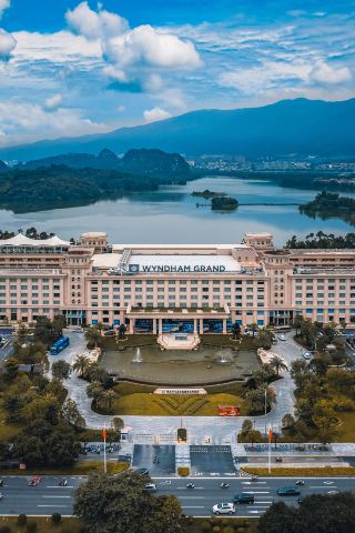 Zhaoqing Vacation Hotel Ceiling, Live Inside the Landscape Painting of Qixingyan