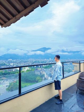 Standing high on the 17th floor, overlooking Qingcheng Mountain