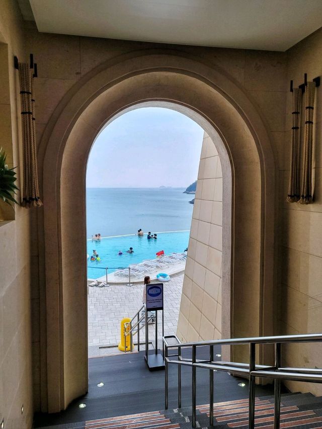 낮부터 밤까지 지중해감성 느끼며 온수풀 즐기기🌊