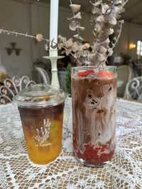 คาเฟ่บรรยากาศดีชะอำ สวนสวยสไตล์อังกฤษ