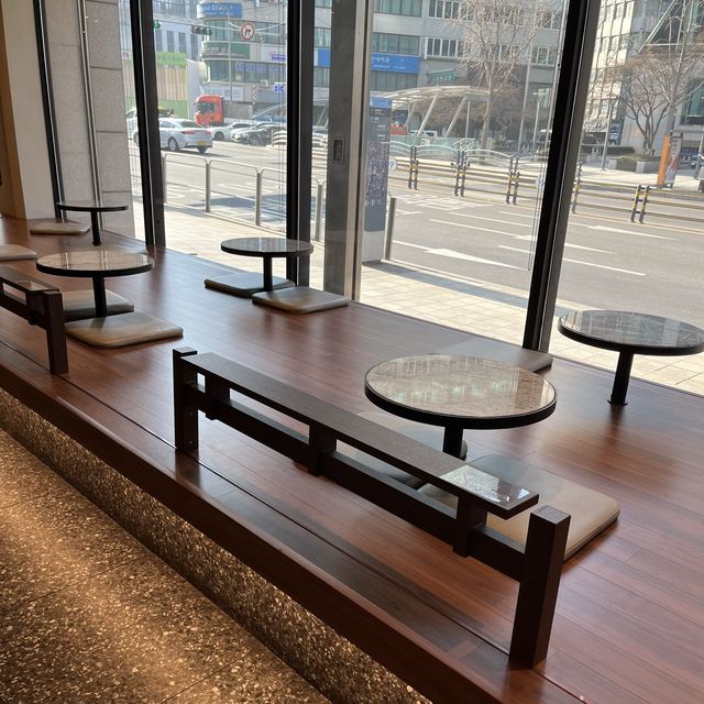 【韓国ソウル・市庁】お座敷もある圜丘壇（ファングンダン）がモチーフのSTARBUCKS COFFEE