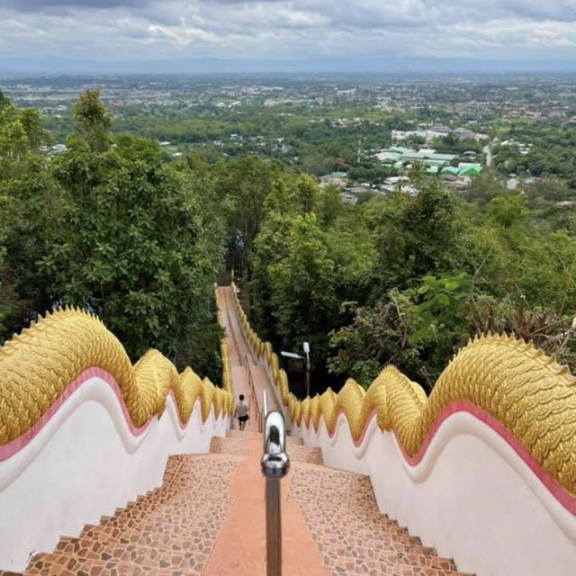 กราบหลวงพ่อทันใจ ที่วัดพระธาตุดอยคำ 