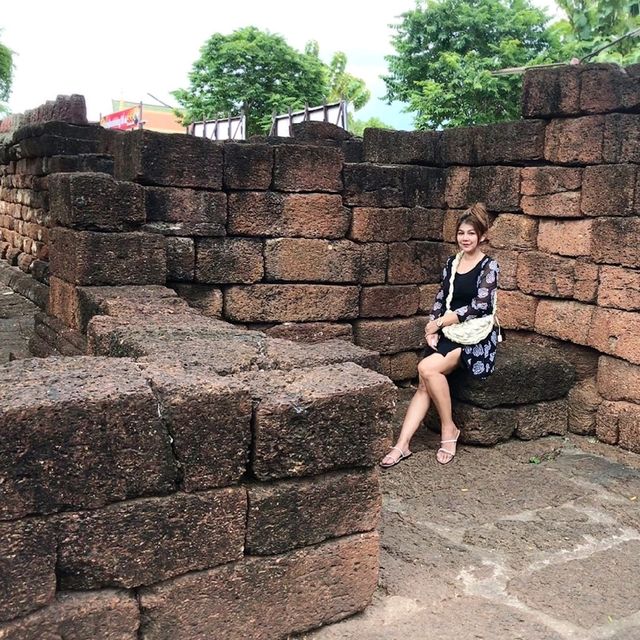 วัดมหาธาตุวรวิหาร สีสันแห่งแสงทวาราวดี