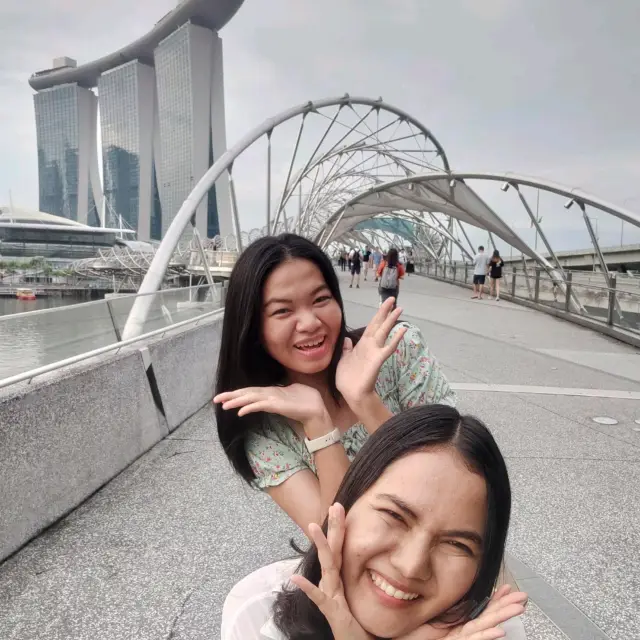สะพานเกลียว ฮีลิกซ์ (Helix Bridge) ประเทศสิงคโปร์