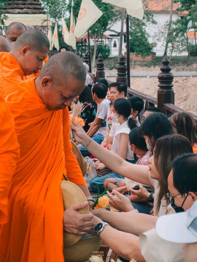 ใส่บาตรสะพานบุญรับอรุณสุโขทัย