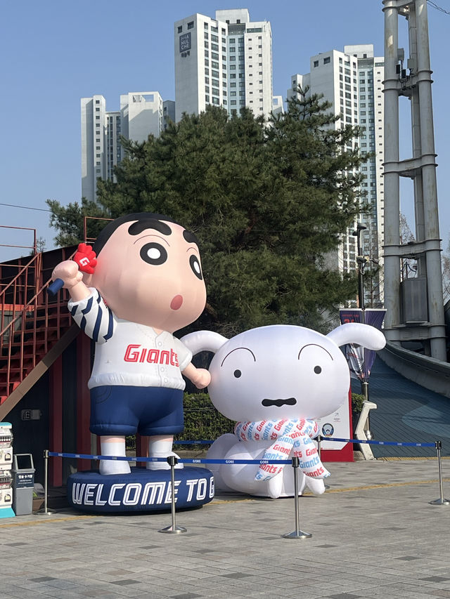 사직야구장은 현재 짱구 콜라보전시중!