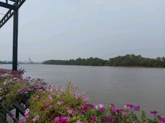 ร้านบรรยากาศดีริมแม่น้ำบางปะกง
