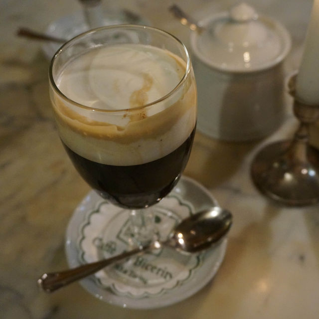女性オーナーが経営する老舗カフェで、ビチェリン！