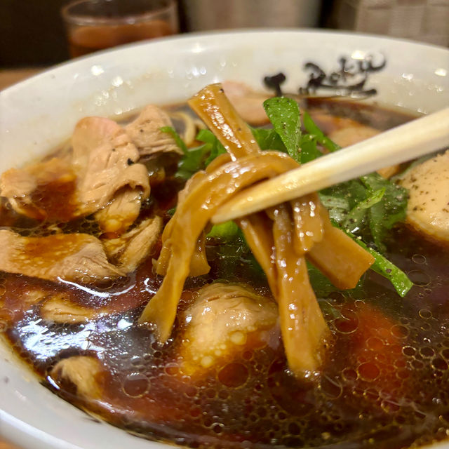 【大阪・難波】真っ黒なのにアッサリしている大阪ブラック「麺屋 丈六 なんば店」