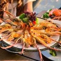 นอนโรงแรมหรูกินบุฟเฟ่ต์นานาชาติบนตึกใบหยก